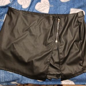🎄Shein curve faux leather skort
